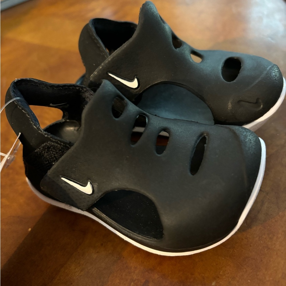 Nike Sunday Protect 3 Black Water Sand Shoes, size 4C. NWT.